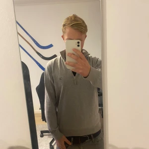 Half zip gant - Väldigt fin Half zip från gant som knappt är använd. Nypris ligger runt 1200. Tveka inte att höra av er vid funderingar.