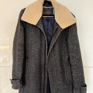 Vintage rock - En unik, riktigt maffig och karaktäristisk rock med vintage stil, pälsen på kragen går att ta av för situationer då den inte önskas. Riktigt fin rock utan direkta tecken på användning. Skriv vid frågor!