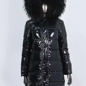 Svart glansig pufferjacka med stor huva - Säljer en  svart pufferjacka med svart päls på  luvan. Jackan är glansig och perfekt för kalla vinterdagar. Den har långa ärmar och en dragkedja framtill. Perfekt för att hålla sig varm och snygg samtidigt!