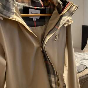 Tjena säljee min burberry jacka köpte den för 6499kr köpte den från Miinto de säljs inte längre de finns inte mycket och säga om den är i mycket bra skick priset kan diskuteras vid snabb affär !!! 