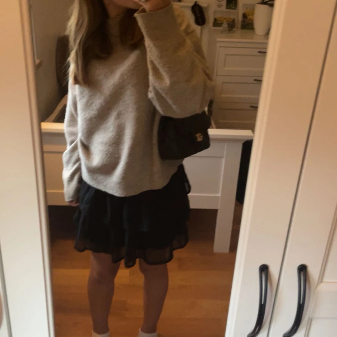 Svart kortkjol med volang - 91