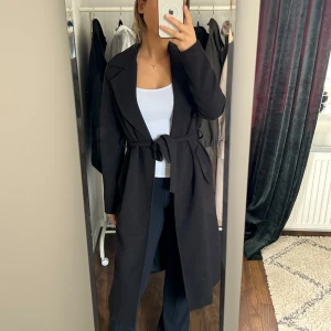 Svart kappa - Lite tjockare kappa från ONLY, använd fåtal gånger, bra skick