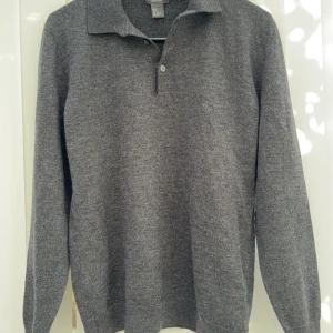 Merino ull tröja - Superfin och skön tröja i materialet merino wool/ull. Säljer för den inte passar längre. Kom privat vid frågor eller funderingar.