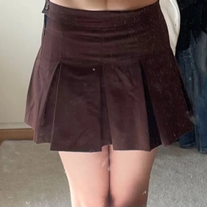 Brun mini skirt  - Aldrig använd, för liten, mini kjol 