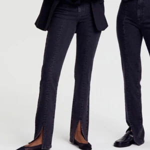 Svarta jeans med slits - Jättesnygga svarta jeans med slits frpn Ginatricot! Storlek 40 men tyvärr förstora för mig som vanligtvis har 36/38