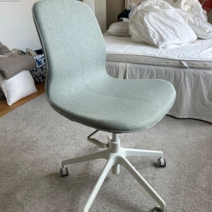 Skrivbordsstol  - Helt ny, aldrig använd. Bra om den kommer till användning. Kan ENDAST bli hämtad hemma hos mig! I Helsingborg. 