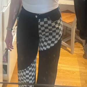 Jeans med vans mönster  - Jeans , lite baggy men sitter jätte fint på. Storlek XS men skulle säga att dom passar S också. Jätte fina men tyvärr inte min stil längre. Köpta för 280 men säljer för 100. Rekommenderar starkt dessa. 