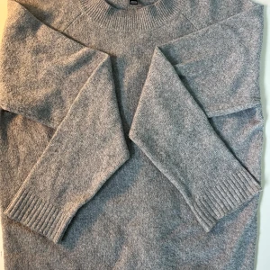 Stickad tröja  - Grå stickad tröja från Vero Moda. Jättefin nu till hösten.🍁🍂❤️❤️❤️Lite nopprige inget man tänker på. Pris kan diskuteras❤️❤️