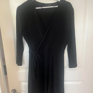 Svart långärmad klänning - Svart långärmad klänning med knytning vid midjan😍🤩🙏🏻