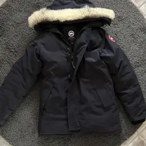 Säljer en äkta canada goose chateau. Mycket bra skick, inga slitage alls. Färgen är navy men ser mer svart ut Kvitto finns digitalt, köpt ifrån svensk hemsida. 