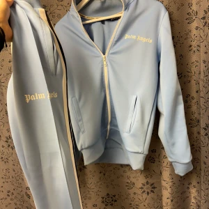 Palm angels dress ljusblå - Storlek S i både tröja byxor 