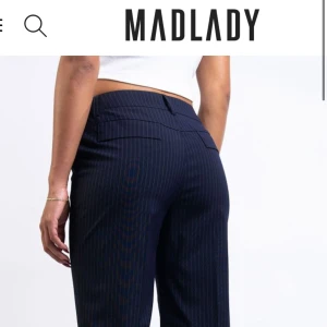 Madlady midwaist kostymbyxor - Helt nya, öppnade just paketet och de var för små för mig i höfterna. De ser svarta ut men de är marinblå. köpte dom för 650kr 
