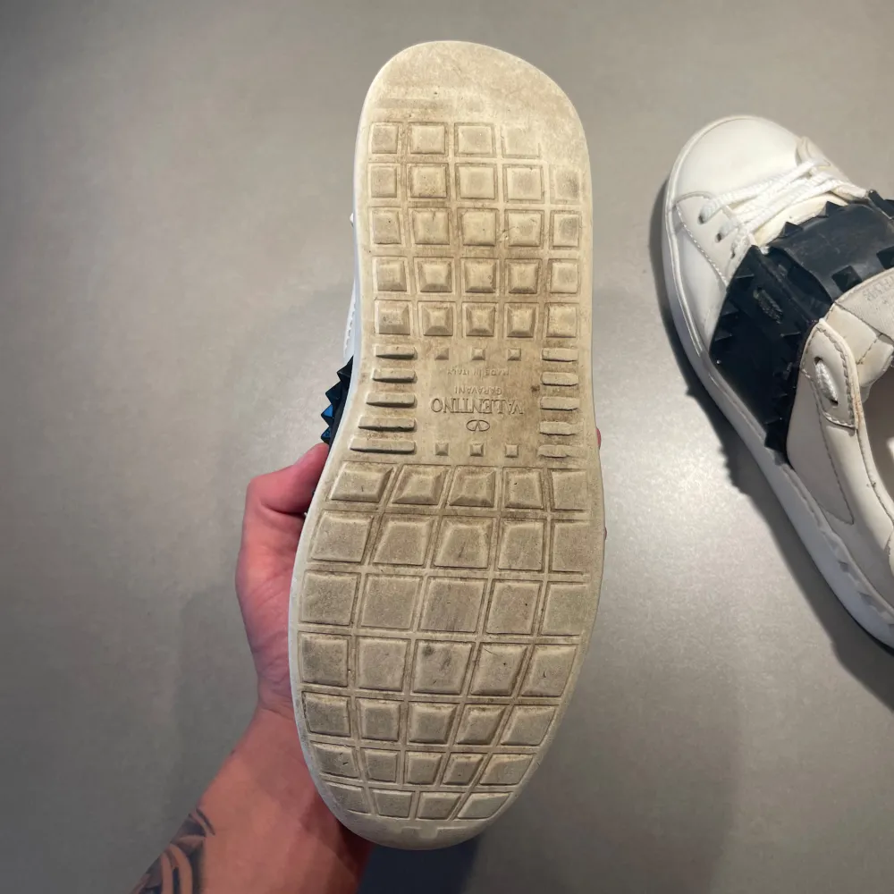 ‼️VI TAR EJ BYTEN‼️ Valentino open sneaker | Skick: 7/10 | Storlek 37 fits 38 | skopåse & kort ingår | Fraktar inom 24H efter köp på köparens bekostnad 📦💨 | Hör av dig vid minsta fråga eller fundering 💭 . Skor.