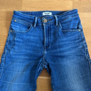 Wrangler jeans - Säljer mina väl använda Wranglerjeans. De är rätt slitna därav priset (nypris 900kr). 