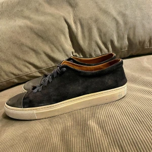 Skor  - Köp mina mörkblå skor – de är stilrena, bekväma och passar till alla tillfällen. Perfekta för både vardag och fest. Snyggt, prisvärt och kan användas hela tiden. Nypris 1500. Skriv för frågor 