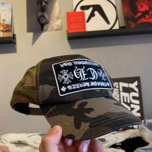 Chrome hearts keps - Fet camo chrome keps som jag inte har använt så mycket då keps inte är min grej! Saknar äktenhetsbevis därav priset. Kepsen är i bra skick och har använt den väldigt lite🙌 Skriv för fler funderingar