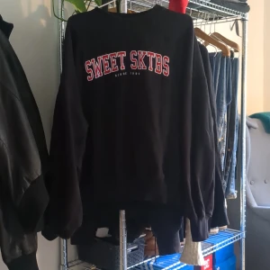 Sweet SKTBS crewneck - crewneck från Sweet Skateboards i strl L