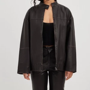 Svart oversized jacka - Säljer en mörkbrun oversized pu jacka. Perfekt för höst oanvänd med prislapp på. Säljer då jag glömde skicka tillbaka. Jackan är väldigt oversized skulle därför säga att den är mer som 38 än en 36. Lånad bild skicka för egna bilder💕Nypris 1100