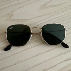Ray-Ban solglasögon  - Ray-Ban solglasögon i modell Hexagonal RB 3548N 001. Glasögonen har en repa i ena glaset (se bild 2) därav priset 😎