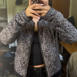 Takki - Sika söpö leopardikuvioinen kevyttakki, just hyvä esim keväällä🐆🐆 