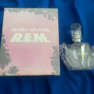 Ariana Grande - REM parfymen 💕
