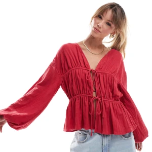 Röd fin tröja med knyten  - Ny med prislappen kvar. Säljer då den tyvärr va för liten för mig och hann inte lämna tillbaka då jag fick den när jag fyllde år. Tror inte den finns kvar på hemsidan vad jag kan hitta. Pris kan diskuteras!