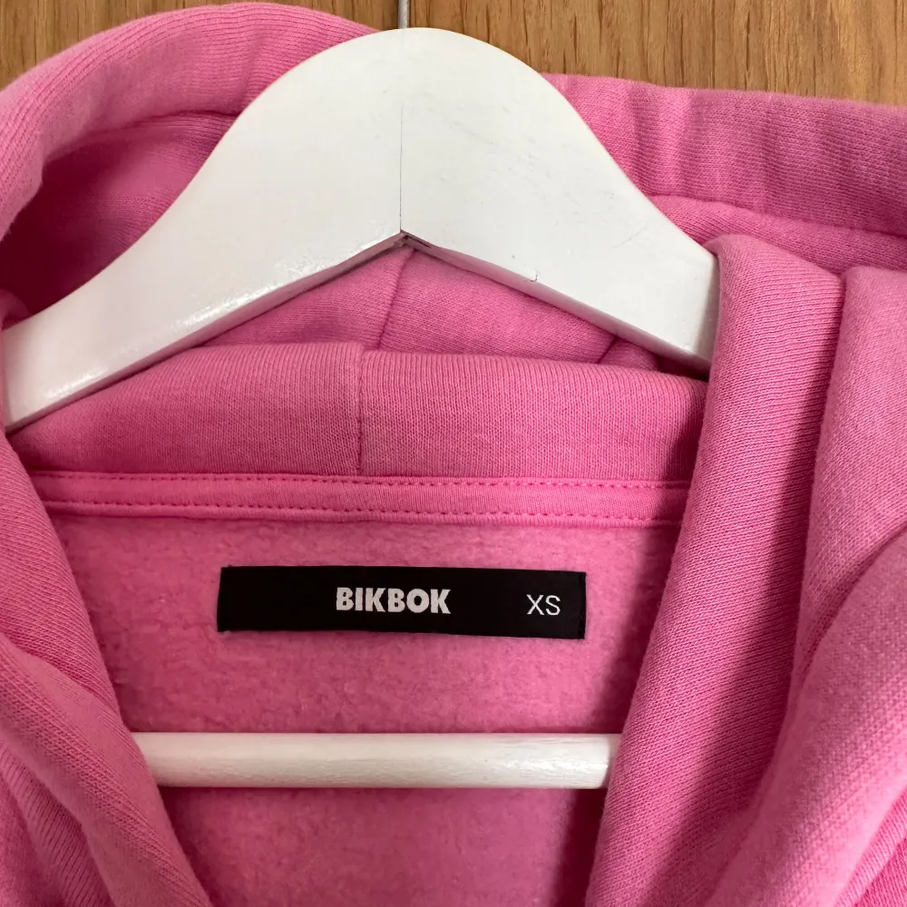 Rosa hoodie från bikbok, knappt använd och i välsigt bra skick, storlek XS. Hör av er för frågor!!!. Hoodies.