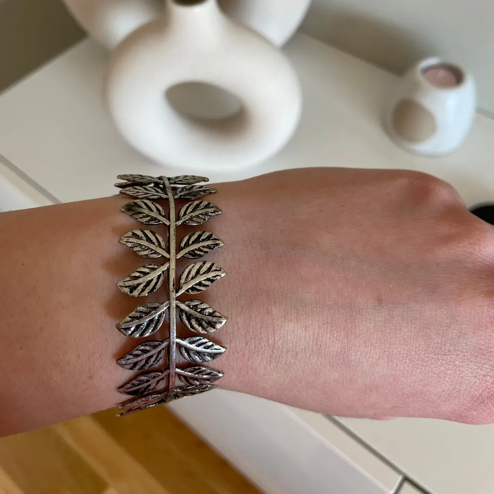 Reglerbart armband  •Knappt använt, i mycket bra skick •Osäker på material •Pris: 85 kr 🚭Djurfritt och rökfritt hem 📬Kan skickas mot fraktkostnad(18 kr) 📍Mölnlycke centrum. Accessoarer.