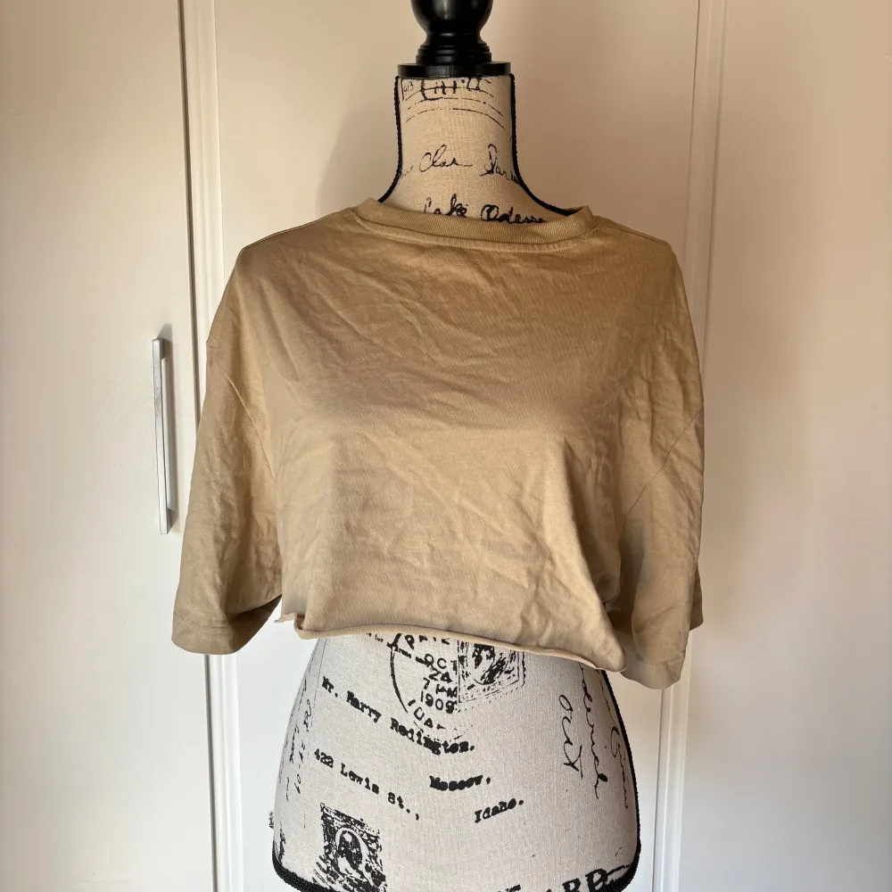 Beige avklippt t-shirt som jag klippt själv en gång i tiden, aldrig använd!💌. Yläosat.