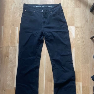 Svarta jeans med låg midja - Svarta jeans från bikbok som är använda en gång, nypris 700kr❤️