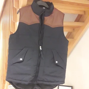 Vailent väst  - Helt ny, aldrig använd