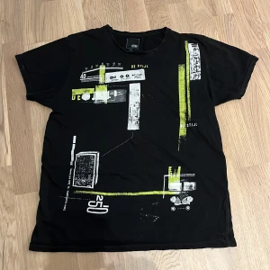 Cool tisha 🛹 - Cool tisha, defekt (bild4/5) syns inte så mycke o kan lätt sys ihop, från Jack &jones.🛹