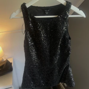 Glittertopp  - Snygg och unik Glittertopp i nyskick med prislapp kvar!🖤🥂💋
