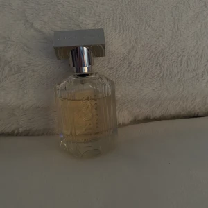 Hugo Boss Parfym - Fräsch och god parfym från Hugo Boss.  Ca 40 ml kvar.