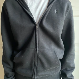 Ralph Lauren hoodie - Sparsamt använd, hel och ren. Nypris 1195. Säljes för 600kr eller högstbjudande  Kommer från rök- och djurfritt hem