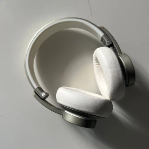 URBANISTA hörlurar new york - Around-ear hörlurar från Urbanista i silver/grått. Brusreducering och batteritid på upp till 25 h. Ingår tillhörande sladd, laddare och fodral. Inte använda så mycket och är i fint skick, endast lite missfärgade inuti kåpan :))