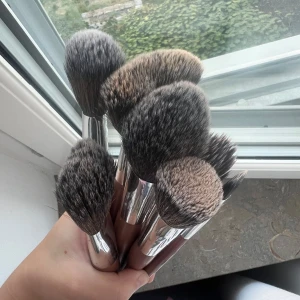 Sminkborstar från Caia - Sminkborstqr från Caia. Köpa för ca 1 år sedan men sparsamt använda så borststråna är som nya. Texten på borstarna har försvunnit på några. Jag säljer för 600. Nytt pris för alla dessa är 1600❤️