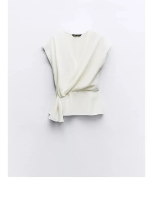 Zara topp - Blus topp från Zara.  Helt ny med prislapp.  Slutsåld på hemsidan. Nypris 329kr Har nån mörk tråd eller likande vid ärmen, inget som man tänker på. Var så när jag beställde den. (Se sista bild)💕