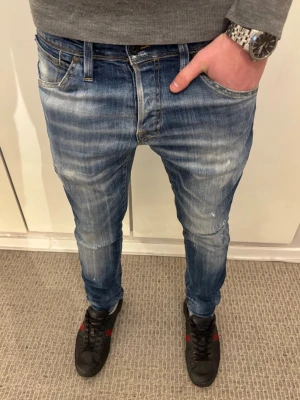 Denim Blå slim fit jeans  Jack & Jones  - Tja! Säljer dessa riktigt snygga slim jeans med slitningar ifrån Jack & Jones | W31 L30| Jag på bilden är 183! | Hör av er vid minsta lilla fundering🙌
