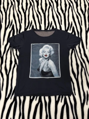 Limitato t-shirt - En svart t-shirt från Limitato! Med följes box, pris tag och limitato papper! Tröjan är i storlek XS. Finns en defekt och det visas på bild 6! Annars ska tröjan se ut som den gör. Hör av dig vid minsta fundering 🤙