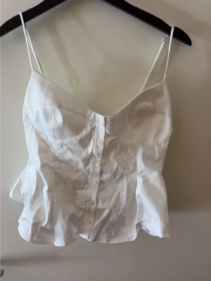 Zara topp - Söt vit topp från Zara med knappar 