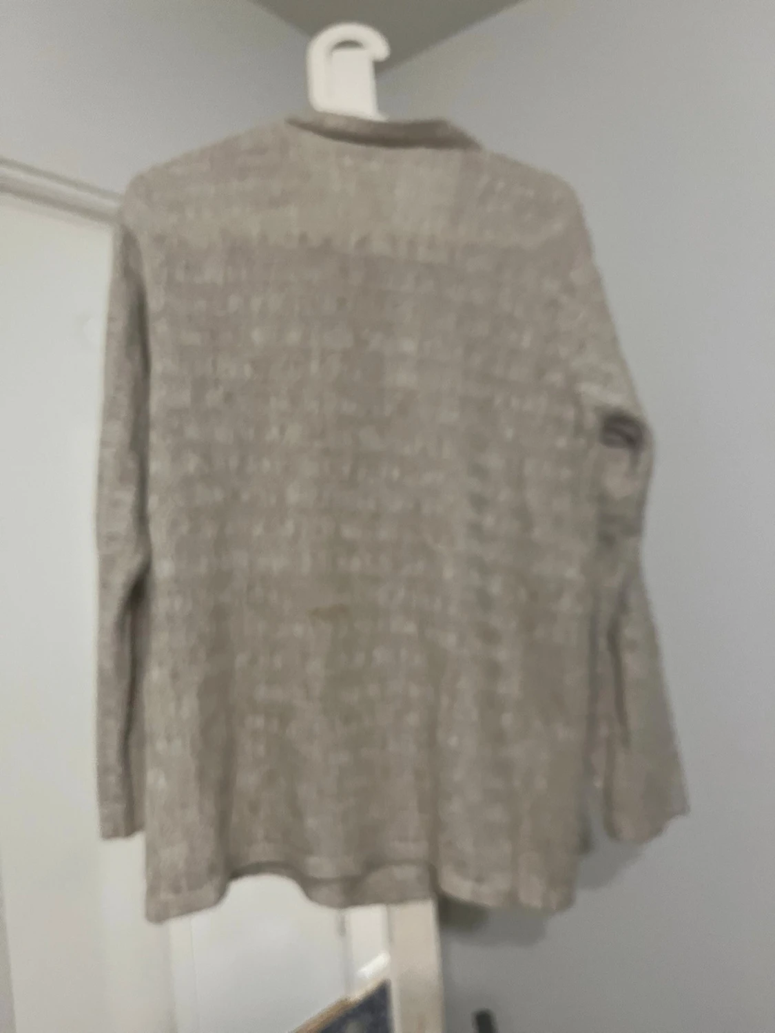 Beige stickad tröja med knappar - 1