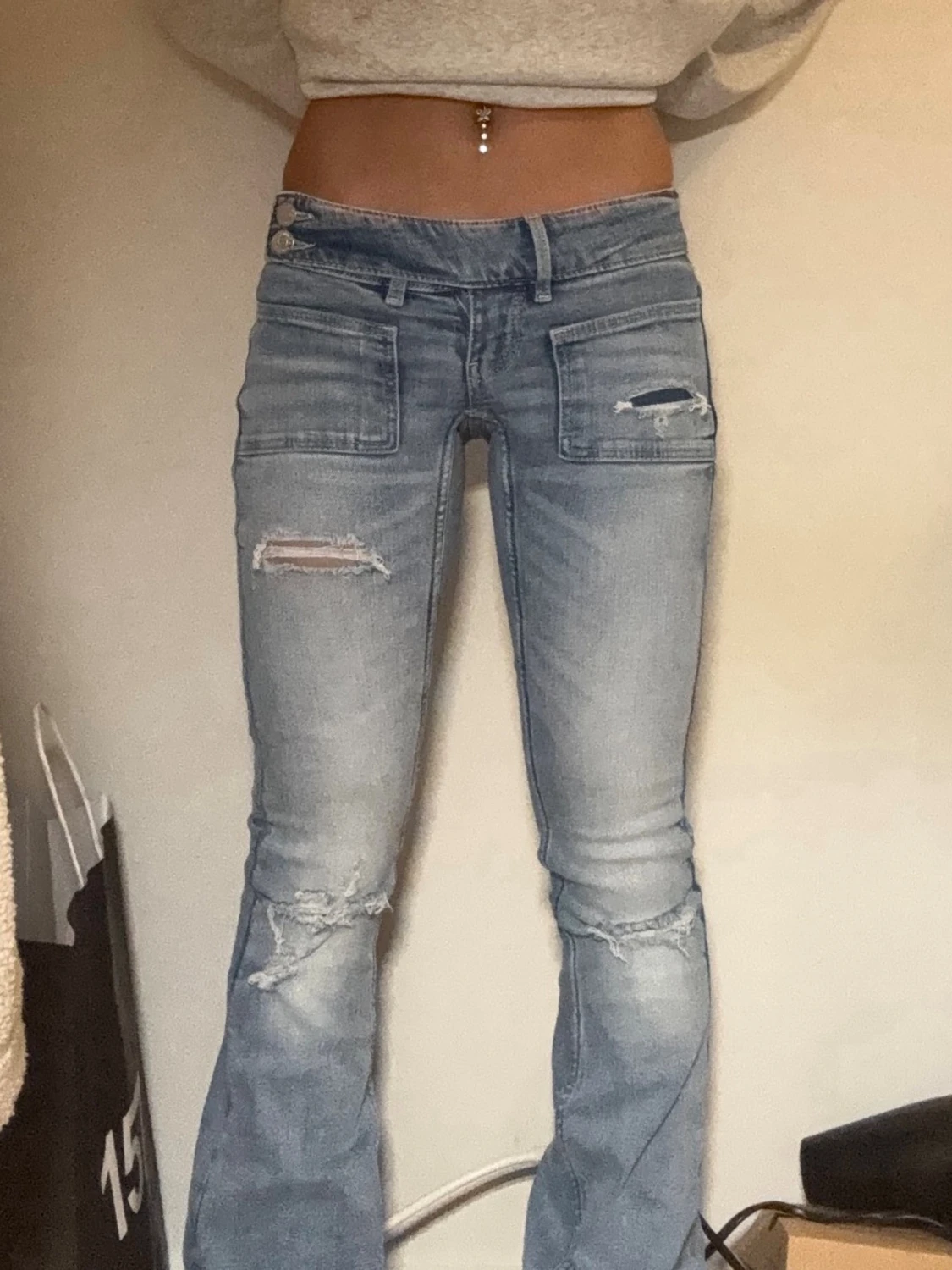 Lågmidjade jeans med slitningar - 2