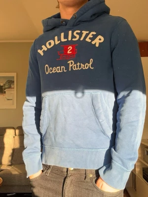 Hollister Ocean Patrol vintage hoodie - Snygg blå hollister hoodie med broderad logga🤩Storlek S, modellen är 176cm lång. Bra passform och tjockt tyg, litet slitage på ryggen som syns på bild men syns knappt i verkligheten. Skicka gärna frågor! Mvh