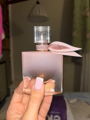 Lancôme La Vie Est Belle Vanille Nude - Säljer en Lancôme La Vie Est Belle Vanille Nude EdP, 30 ml. Doften har inslag av vanilj och jasmin för en mjuk och feminin känsla.