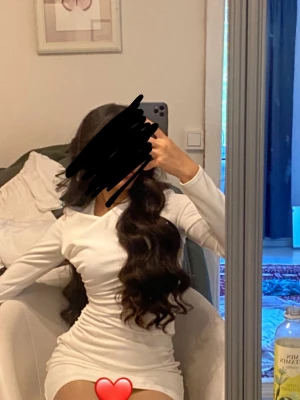 Vit klänning - Skit snygg klänning från Zara som används en gång, inga tecken på det däremot!! Den ger så fin form på kroppen och passar perfekt för någon som söker en mer elegant studentklänning Elelr kanske bara något chic att ha på sig nu under sommaren :)