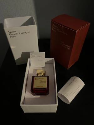 Maison Francis Kurkdjian Baccarat Rouge 540 - Lyxig parfym från Maison Francis Kurkdjian, Baccarat Rouge 540 Extrait de Parfum. Flaskan är djup röd med guldfärgat lock och etikett. Kommer i elegant vit och röd förpackning med exklusiv design. En ikonisk doft som utstrålar exklusivitet och stil.