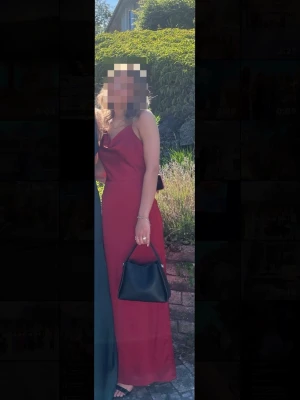 Vinröd långklänning med tunna band - Röd balklänning från Nelly i storlek 34, använd två gånger.   Den har en fläck.   Jag är 164cm, på bilderna har jag på mig klackar som är 2-3cm.