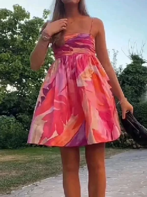 Färgglad sommarklänning med mönster - Supersöt klänning med tunna axelband och färgstarkt mönster i rosa, lila, orange, vit och rött. Klänningen är perfekt för sommar dagar. Materialet känns lätt och luftigt, vilket gör den skön att bära under sommaren. Den är från H&M