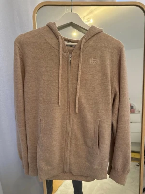 Bvaldi stickad zip up - Tvär fet Stickad zip up från bvaldi nypris 1200kr använd lite men väldigt bra skick. Storlek S perfekt hela året om